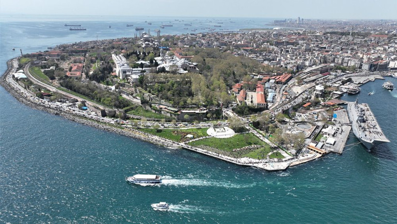 TCG Anadolu Gemisini merak edenler kilometrelerce kuyruk oluşturdu! - Resim: 4