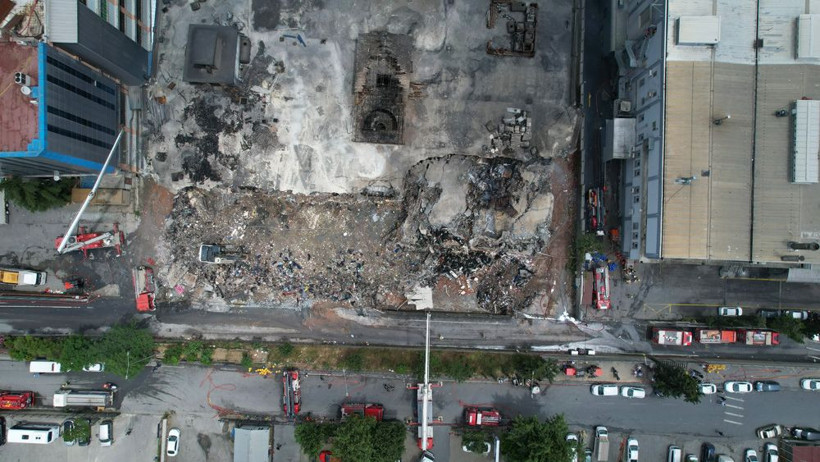 Başakşehir'de 3 gün boyunca yandı küle döndü! İşte o iş hanının son hali - Resim: 2