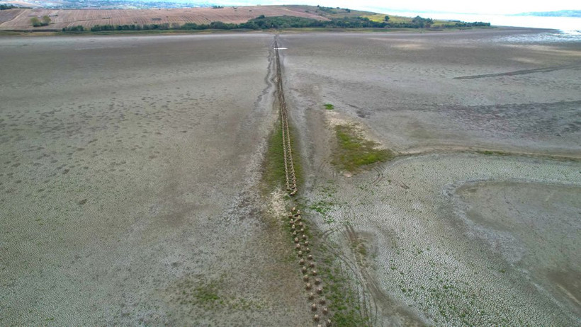 Durum çok kötü! Büyükçekmece Gölü'nde sular çekildi, 2.Dünya savaşından kalma beton siper çıktı - Resim: 2