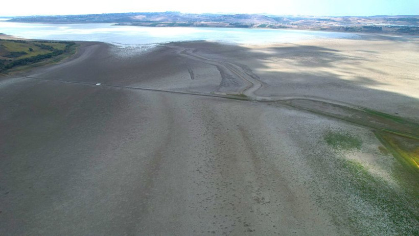 Durum çok kötü! Büyükçekmece Gölü'nde sular çekildi, 2.Dünya savaşından kalma beton siper çıktı - Resim: 4