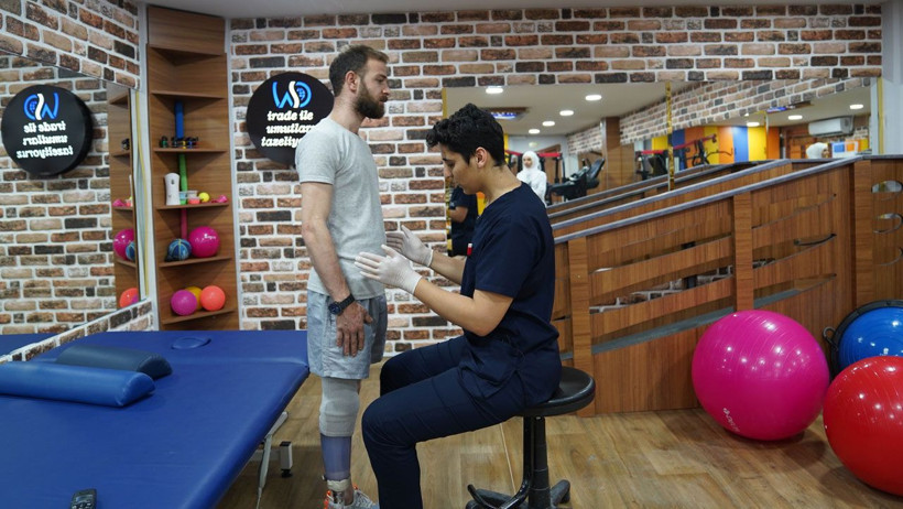 Sokakta yürürken bombanın hedefi oldu, kaybettiği organlarına protezle kavuştu! - Resim: 1