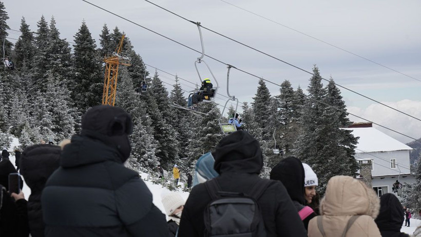 Uludağ'da izdiham! Adım atacak yer kalmadı, metrelerce kuyruk oluştu - Resim: 2