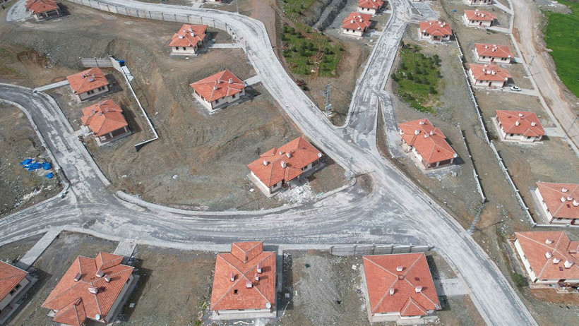 Depremin merkezinde depremzedeler evlerine yerleşiyor! - Resim: 2