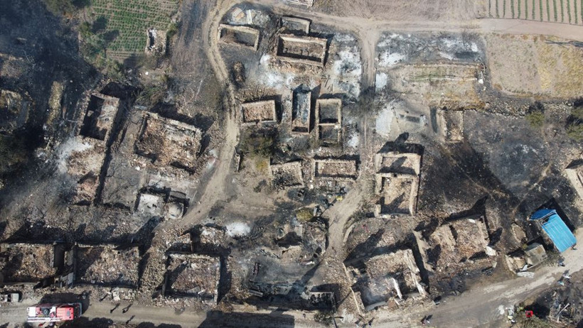 Sakarya-Bilecik sınırı alev alev yandı! Kaşıkçı Mahallesi'nin haline bakın, her şey küle döndü - Resim: 1