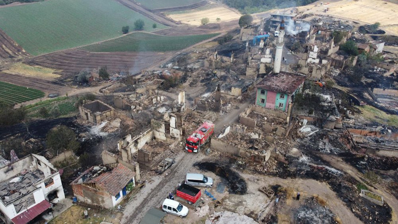 Sakarya-Bilecik sınırı alev alev yandı! Kaşıkçı Mahallesi'nin haline bakın, her şey küle döndü - Resim: 2