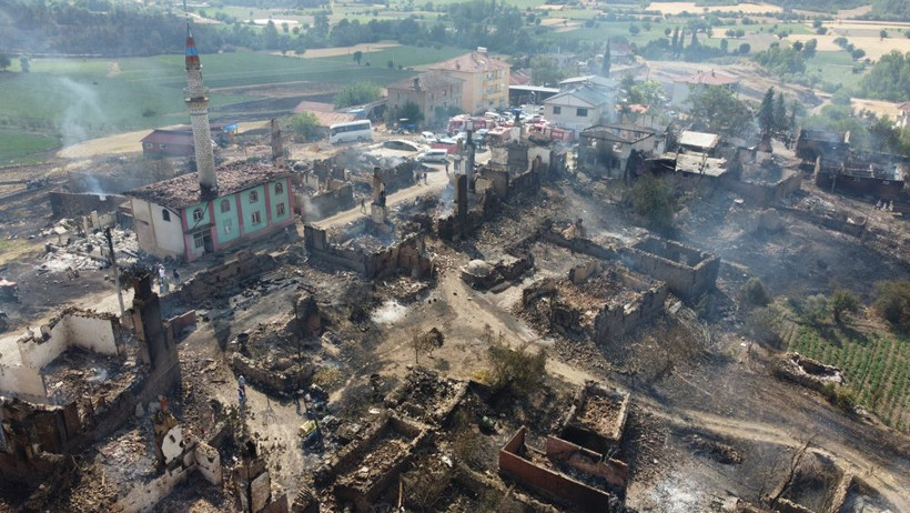 Sakarya-Bilecik sınırı alev alev yandı! Kaşıkçı Mahallesi'nin haline bakın, her şey küle döndü - Resim: 3