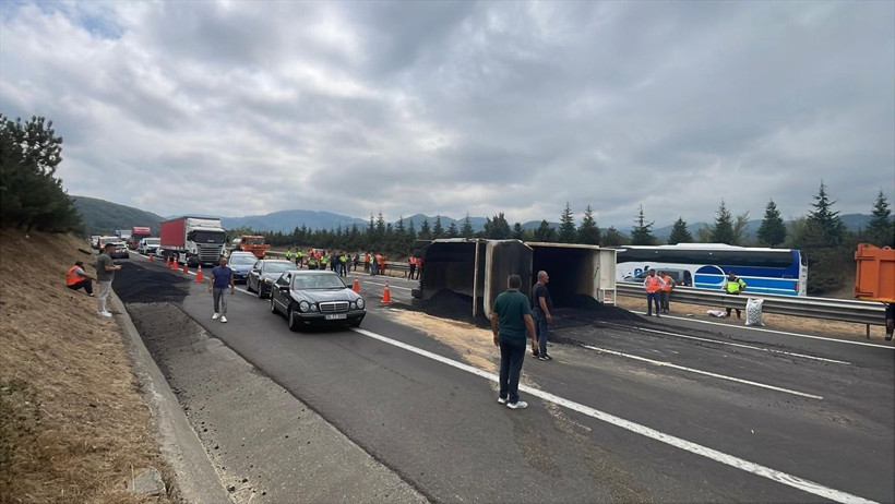 Anadolu Otoyolu'nun Bolu Dağı kesiminde kamyon devrildi! İstanbul yönü ulaşıma kapandı - Resim: 1