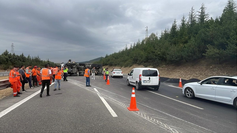 Anadolu Otoyolu'nun Bolu Dağı kesiminde kamyon devrildi! İstanbul yönü ulaşıma kapandı - Resim: 2