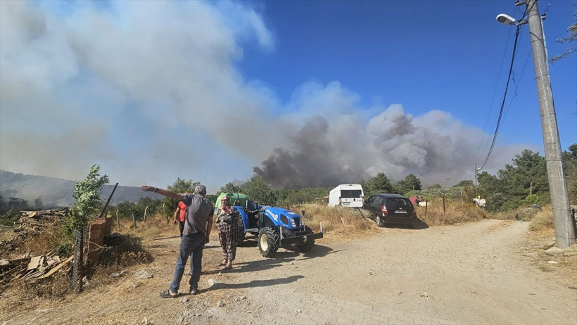 Çanakkale ve İzmir'de yangın çıktı! Tarım alanında başladı ormana sıçradı, dumandan göz gözü görmüyor - Resim: 2