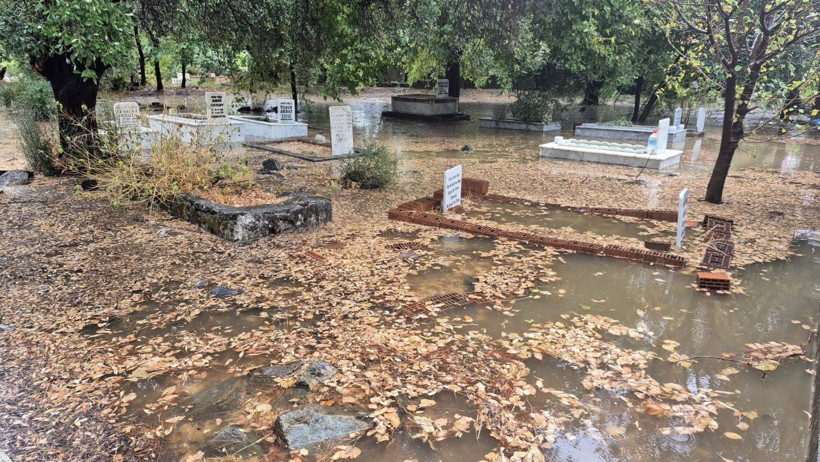 Muğla'da sağanak yağmur hiç durmuyor! Mezarlıklar bile su altında kaldı - Resim: 2