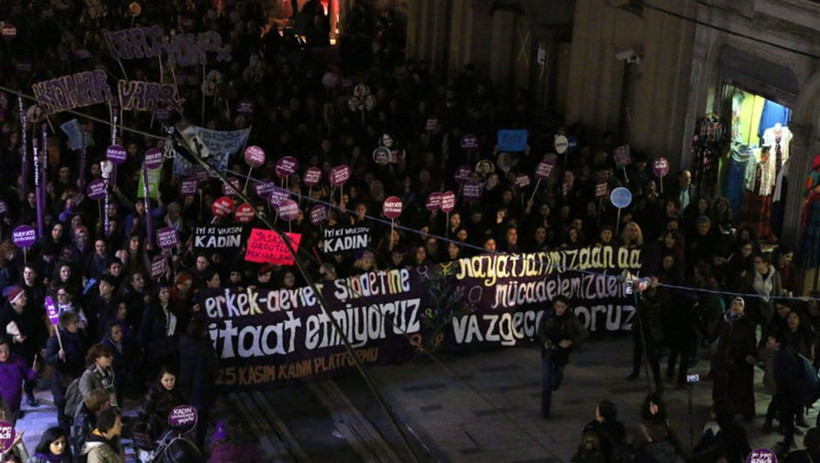 Yüzlerce kadın, İstiklal Caddesi’nde ‘kadına şiddeti’ protesto etti - Resim: 3