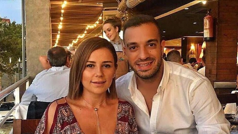 Merve Özbey bir ayrıldı pir ayrıldı bacak dekoltesini açtı da açtı - Resim: 1