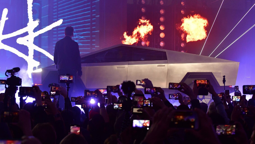 Elon Musk Cybertruck’ı tanıttı! Kırılmaz dediği cam kırılınca düzeltiriz deyip geçiştirdi - Resim: 4