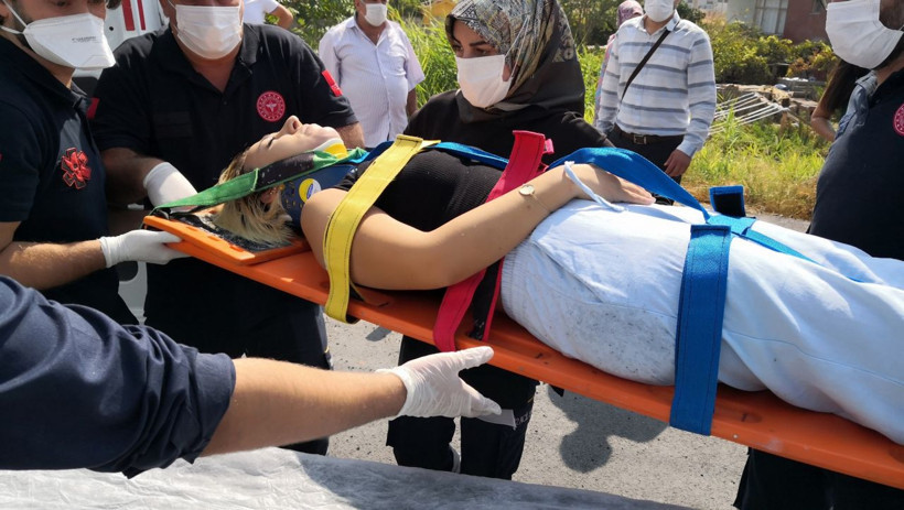 Aksaray'da kaplumbağayı ezmek istemeyen anne kızıyla takla attı - Resim: 2