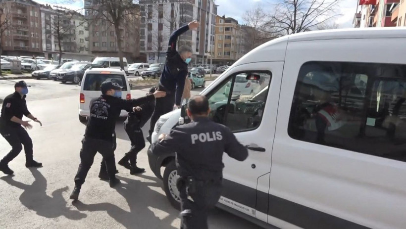 Ordu'da öldürülen kadının oğlunun öfkesi büyük oldu cezaevi aracına böyle uçtu - Resim: 1