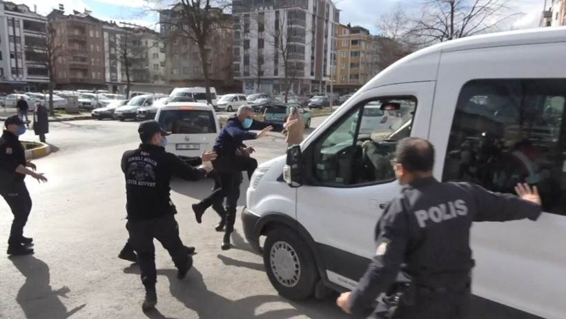 Ordu'da öldürülen kadının oğlunun öfkesi büyük oldu cezaevi aracına böyle uçtu - Resim: 2