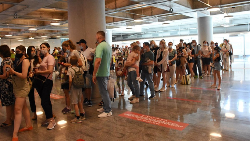 Rusya'dan ilk turist kafilesi Muğla'ya geldi Türk lokumuyla karşılandılar - Resim: 4