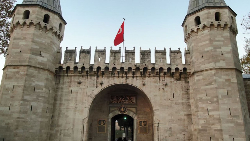 Topkapı Sarayı'ndaki bin 500 tonluk yük kaldırıldı Kayan bölgeye çok yakındı - Resim: 1