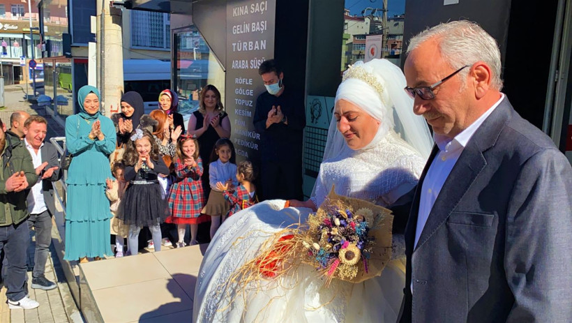 8 torun, 4 çocuk sahibi çift 38 yıl sonra yeniden gelinlik ve damatlık giydi - Resim: 4