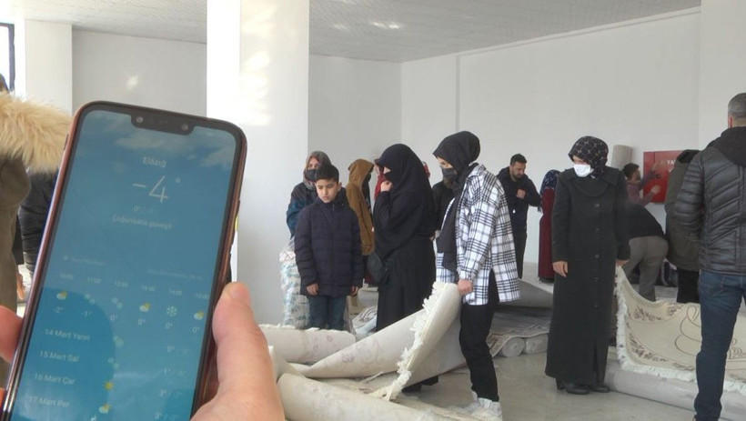 Elazığ'da indirimi duyan akın etti eksi 4 derecede kuyruk oluştu - Resim: 3