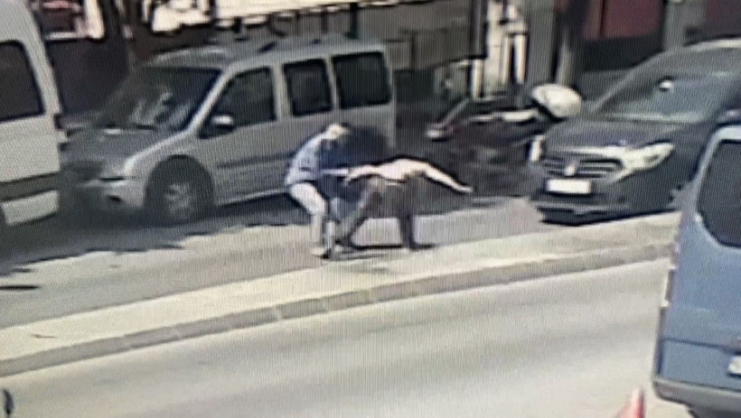 İstanbul'da acayip olay! Engelli gencin telefonunu çalan kadın soyunup yerlere yattı - Resim: 2