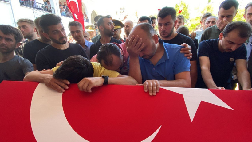 Ailenin acı feryatları... Sakaryalı şehit Ömer Faruk Civelek'e son görev - Resim: 1