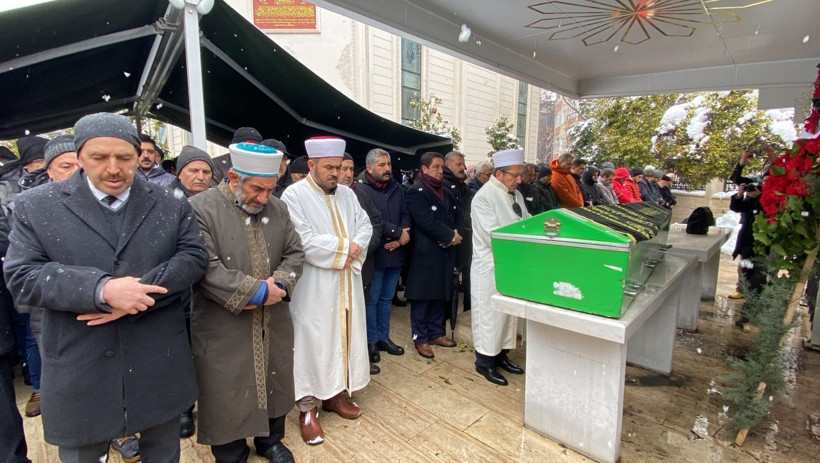 Depremde yok olan 3 kişilik aileden geriye bu fotoğraflar kaldı camideki o an... - Resim: 2