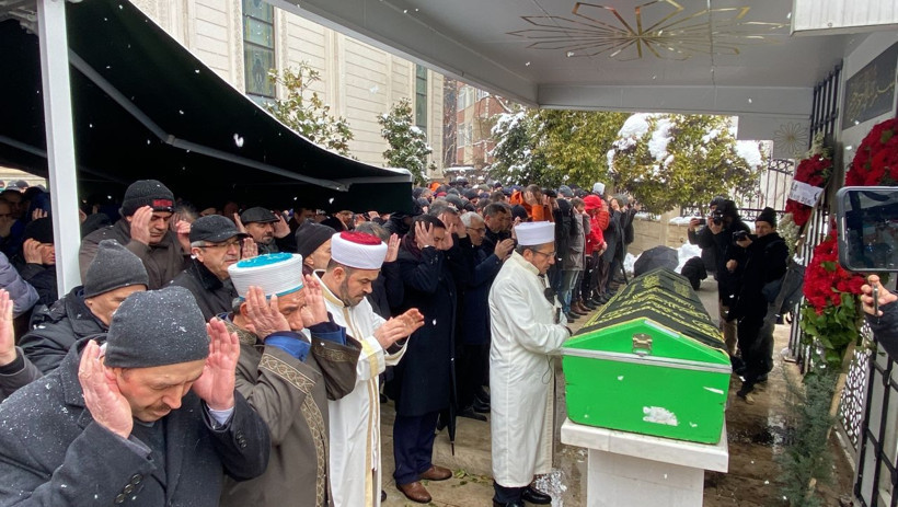 Depremde yok olan 3 kişilik aileden geriye bu fotoğraflar kaldı camideki o an... - Resim: 1