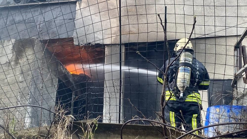 Araç lastikleri alev alev yandı, tüpler patladı! Bina sakinleri kavgaya tutuştu - Resim: 1