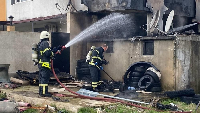 Araç lastikleri alev alev yandı, tüpler patladı! Bina sakinleri kavgaya tutuştu - Resim: 4
