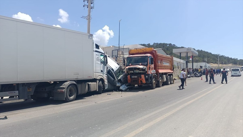 Mersin'deki kazaya bakın! Kontrolden çıkan kamyon 15 araca çarptı - Resim: 1