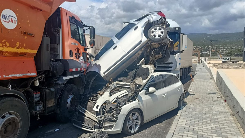 Mersin'deki kazaya bakın! Kontrolden çıkan kamyon 15 araca çarptı - Resim: 2