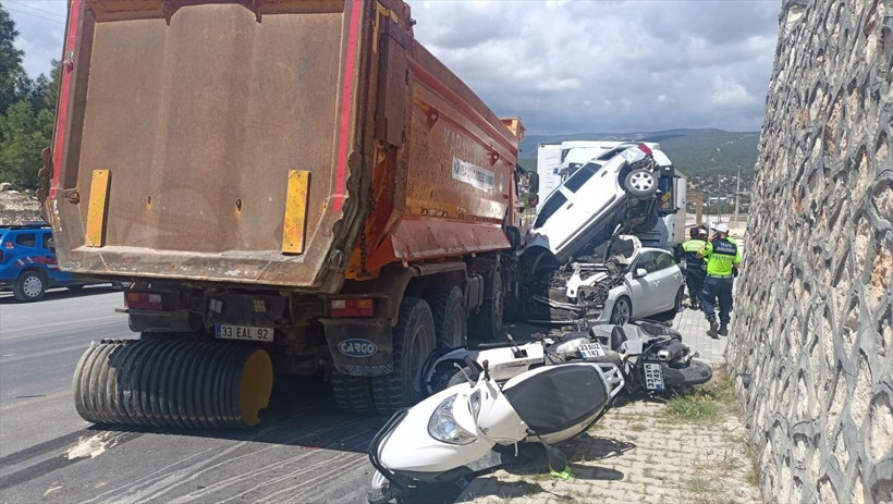 Mersin'deki kazaya bakın! Kontrolden çıkan kamyon 15 araca çarptı - Resim: 4