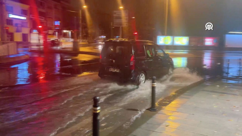 İstanbul'da sağanak etkili oldu Vatan Caddesi'nde 3 metre derinliğinde çukur oluştu bodrum katları su bastı - Resim: 2