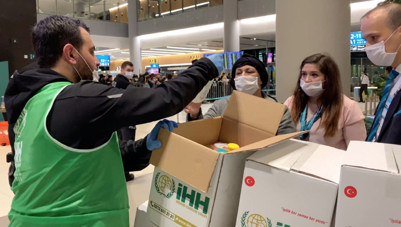 Havalimanında mahsur kalan yabancı yolculara insani yardım - Resim: 1