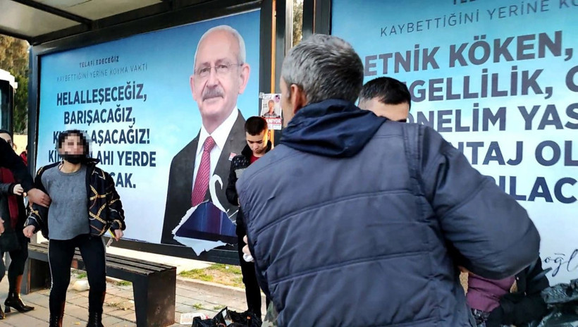 Adana'da otobüs durağında genç kadın taciz ettiği iddiasıyla adama saldırdı o anlar görüntülendi - Resim: 1