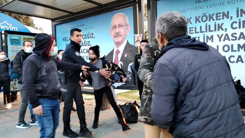 Adana'da otobüs durağında genç kadın taciz ettiği iddiasıyla adama saldırdı o anlar görüntülendi - Resim: 2