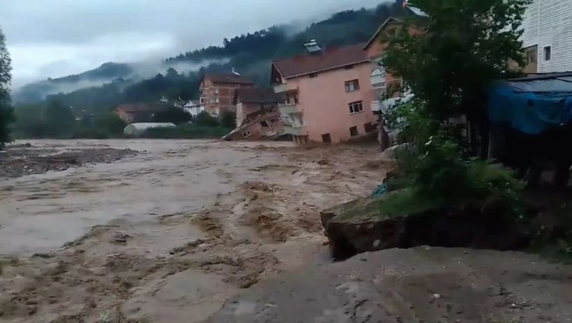 Karabük'teki sel felaketinden korkunç görüntüler! Bina böyle yıkıldı... - Resim: 1