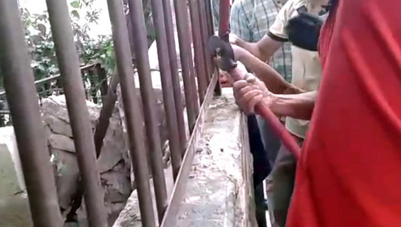 Parmağı korkuluğa saplanan çocuk  itfaiyeciye sarılıp ağladı - Resim: 3