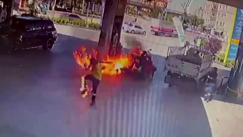 Benzin dolumu esnasında çakmak çaktı, alevlerin içinde kaldı - Resim: 3