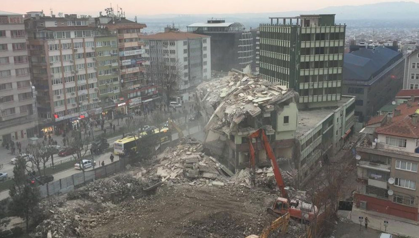 Bursa'da yıkımına başlanan bina çöktü! Dehşet anları kamerada - Resim: 4