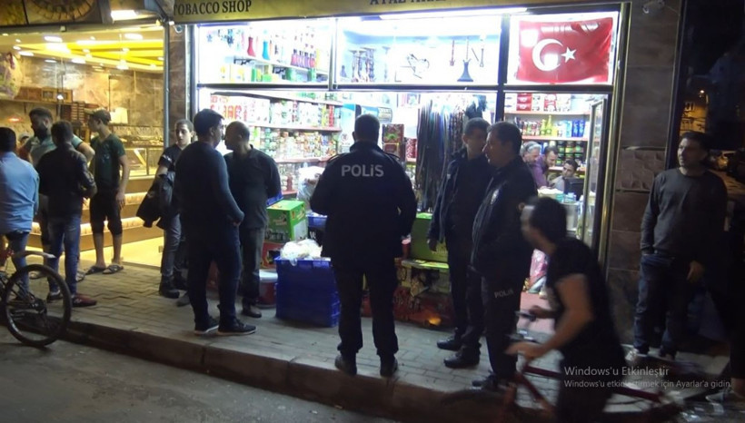 Bursa'da veresiye vermeyen marketçiyi sopalarla dövdüler - Resim: 1