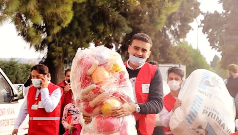 İzmir deprem bölgesine iki tır dolusu yardım ulaştırdı! CZN Burak'ın davranışı alkış topladı - Resim: 4