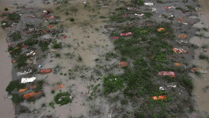 Ürküten görüntüler! Sel korona mezarlarını ortaya çıkardı dünya bu görüntüyü konuşuyor - Resim: 1