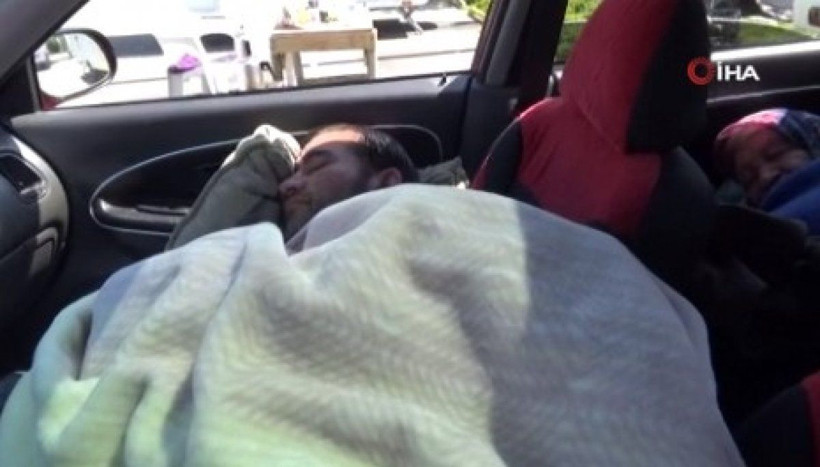 Maltepe'de 82 yaşındaki engelli teyze ve oğlu 90 gündür arabada yaşıyor - Resim: 4