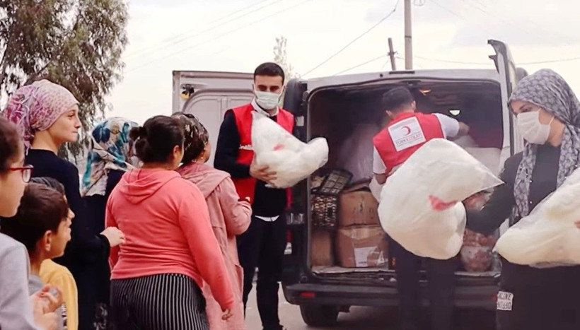 İzmir deprem bölgesine iki tır dolusu yardım ulaştırdı! CZN Burak'ın davranışı alkış topladı - Resim: 1