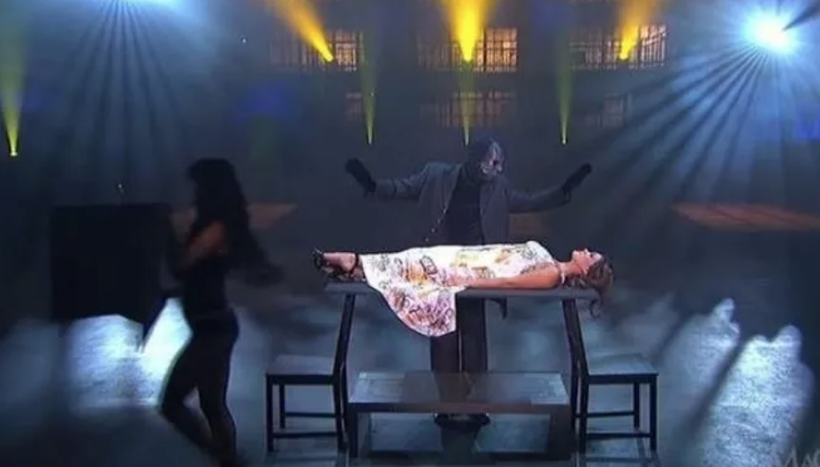 Kadını havada nasıl durduruyor? Maskeli sihirbaz bir sırrını daha açıkladı! - Resim: 3