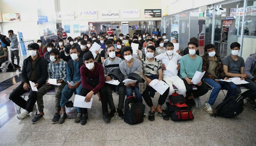Son dört günde bine yakın düzensiz göçmen ülkelerine gönderildi - Resim: 1