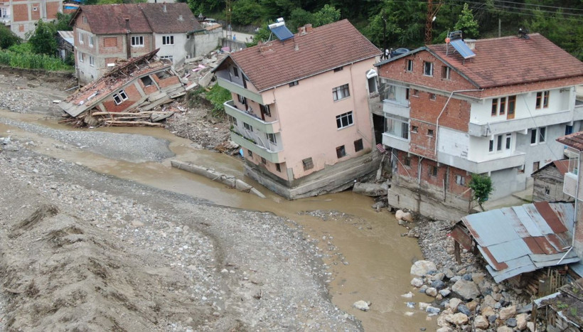Sel felaketinde yan yatan evde skandal ortaya çıktı! 24 yıl önce bakın ne yapmışlar - Resim: 1