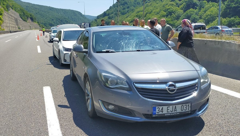 Tatilden İstanbul'a dönüş çileye döndü! Zincirleme trafik kazaları otobanı felç etti - Resim: 2